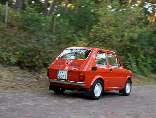 SIRVIS-owe podróże w czasie, zdjęcie: maluchem nad jeziorem Serwy - SIRVIS - Suwalszczyzna