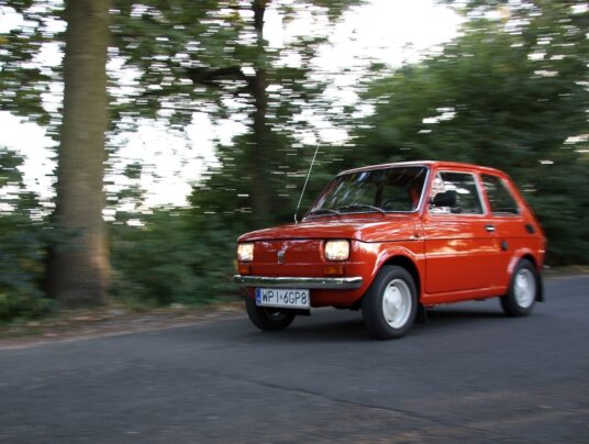 SIRVIS-owe podróże w czasie, zdjęcie: maluchem nad jeziorem Serwy - SIRVIS - Suwalszczyzna